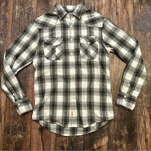 Guess men’s long sleeve button up shirt size small in excellent used condition